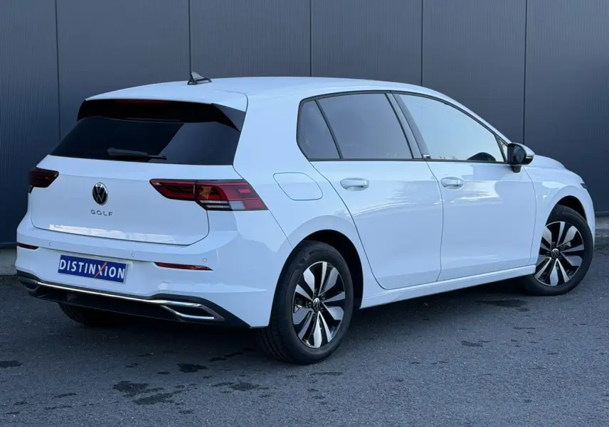 Volkswagen Golf 8 blanche vue 3/4 arrière droit, avec jantes alliage et feux arrière LED distinctifs.