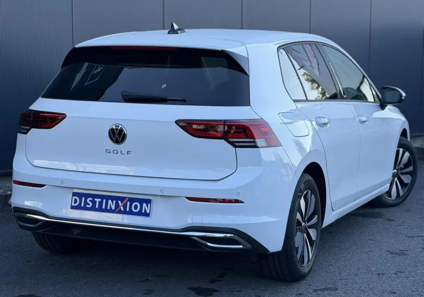 Volkswagen Golf 8 blanche vue 3/4 arrière droit avec feux arrière LED et jantes alliage Norfolk.