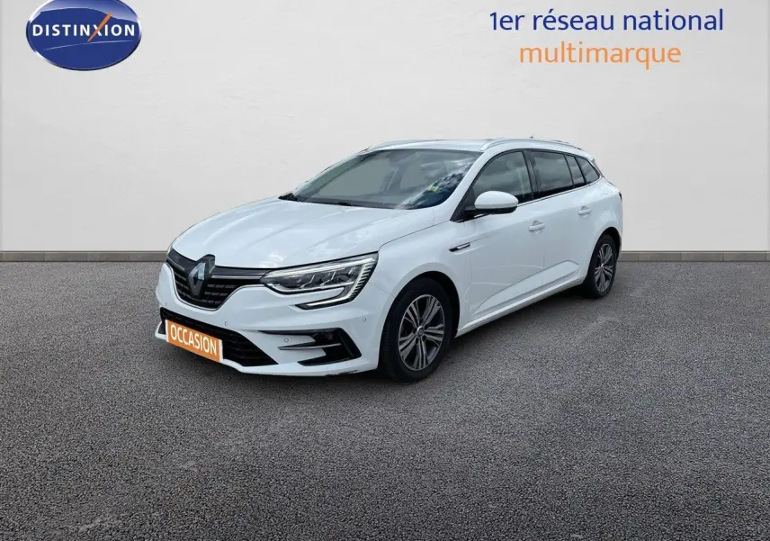 Renault Mégane Break blanc glacier en 3/4 avant droit, avec calandre noire et feux LED distinctifs.