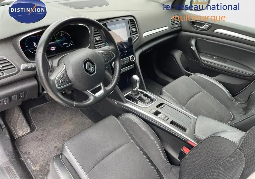 Intérieur noir de la Renault Mégane Break 1.6E-TECH 2021, vue côté conducteur avec tableau de bord et console centrale.