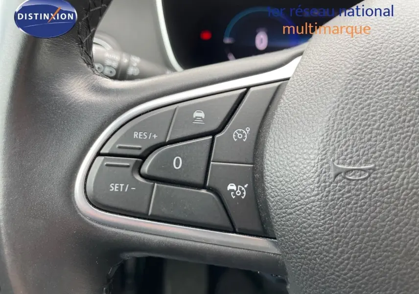 Gros plan sur les commandes au volant de la Renault Mégane Break blanc glacier, version hybride rechargeable 2021.