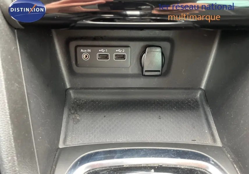 Gros plan sur la console centrale avec ports USB et prise auxiliaire d'une Renault Mégane Break blanc glacier.