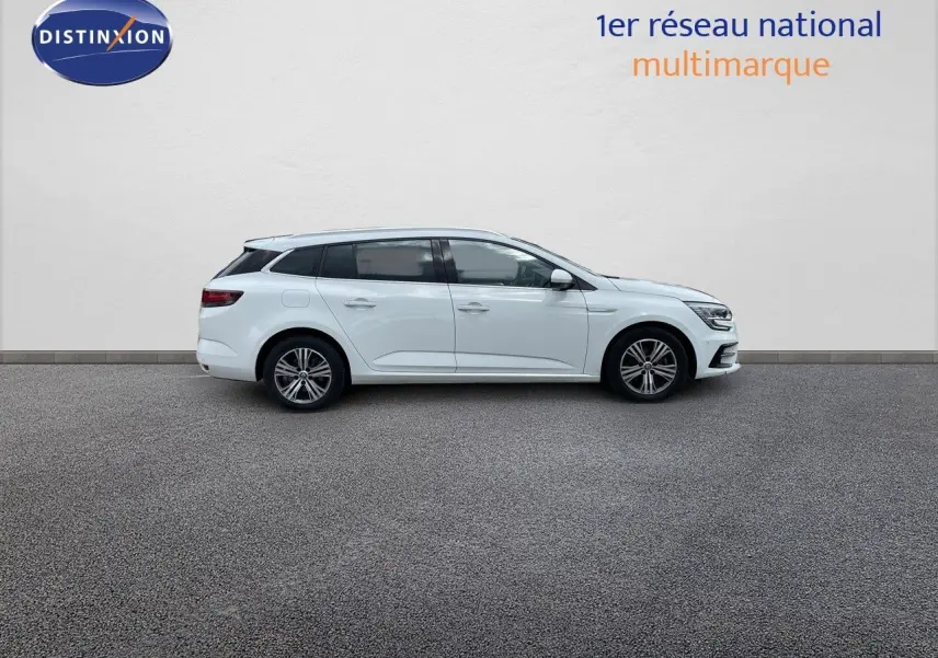 Profil droit de la Renault Megane Break 1.6E-Tech blanc glacier, hybride rechargeable, sur fond neutre.