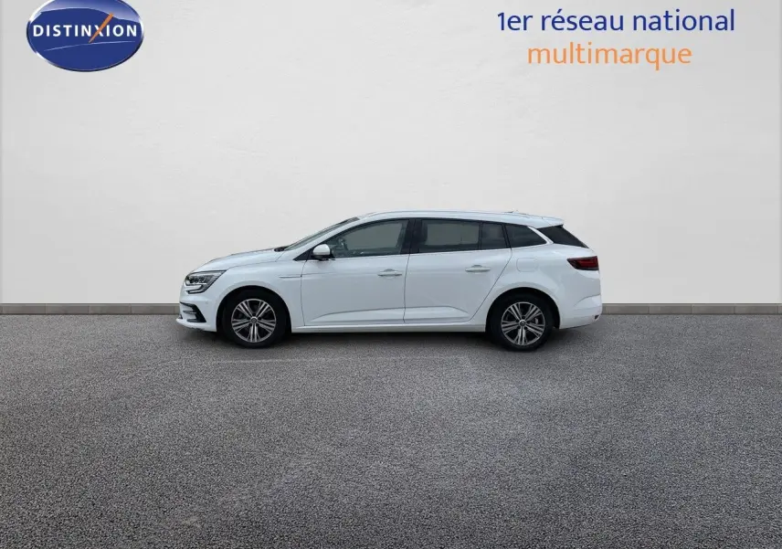 Profil droit d'une Renault Mégane Break 1.6E-TECH Plug-in 160EDC Intens blanc glacier sur fond neutre.