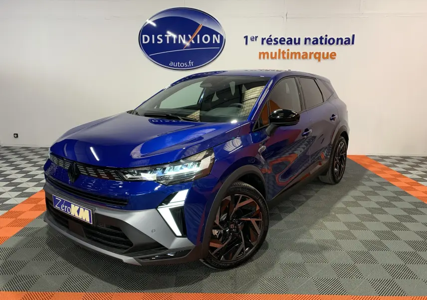 Renault Symbioz E-Tech hybride bleu Iron en 3/4 avant droit, avec jantes noires et éclairage LED distinctif.