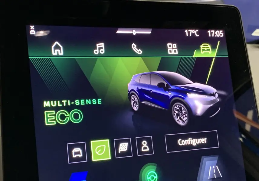 Affichage intérieur montrant une vue 3/4 avant d'un Renault Symbioz bleu Iron sur l'écran tactile du tableau de bord.