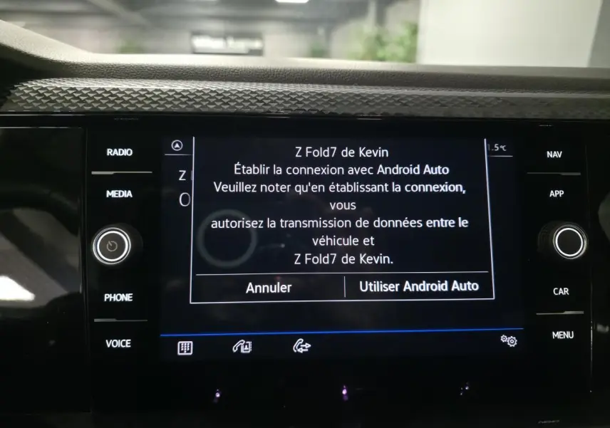 Écran tactile central 8 pouces de la Volkswagen Polo gris, affichant la connexion Android Auto en cours.