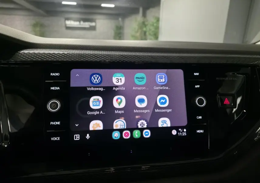 Écran tactile 8'' central de la Volkswagen Polo gris 2025 affichant des applications connectées.