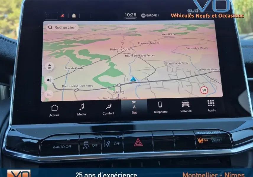Écran tactile du système de navigation du Jeep Compass blanc 2023, vue intérieure centrée sur la console centrale.