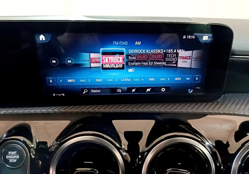 Écran tactile central affichant la radio Skyrock dans l'habitacle noir du Mercedes Classe A gris foncé 2020.