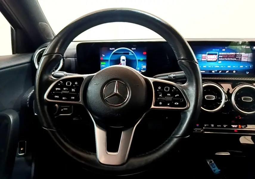 Vue frontale du volant cuir noir et tableau de bord numérique de la Mercedes Classe A 250 e Business Line 2020.