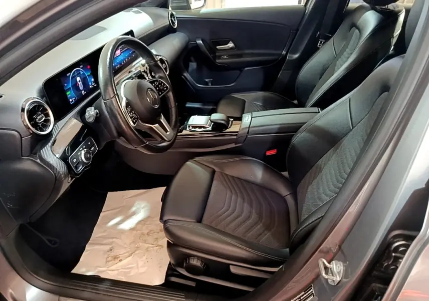 Intérieur avant droit d'une Mercedes Classe A 250 e Business Line 2020 avec sièges noirs et tableau de bord digital.