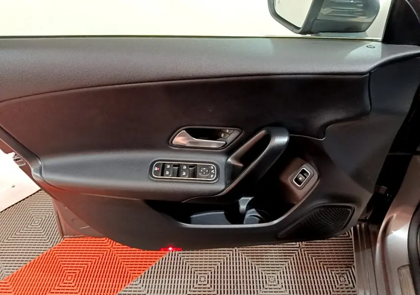 Vue rapprochée de la porte avant gauche intérieure noire de la Mercedes Classe A 250 e Business Line 2020.