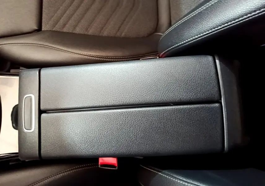 Accoudoir central en cuir noir vu de dessus dans l'habitacle d'une Mercedes Classe A A 250 e Business Line 2020.