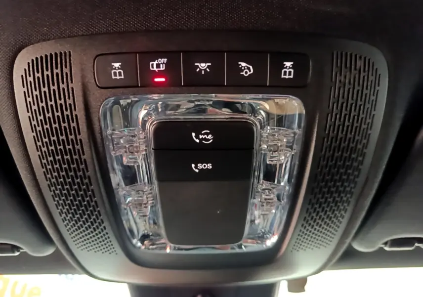 Plafonnier intérieur avec commandes SOS et appel d'urgence, éclairage LED et haut-parleurs intégrés dans une Mercedes Classe A gris foncé.