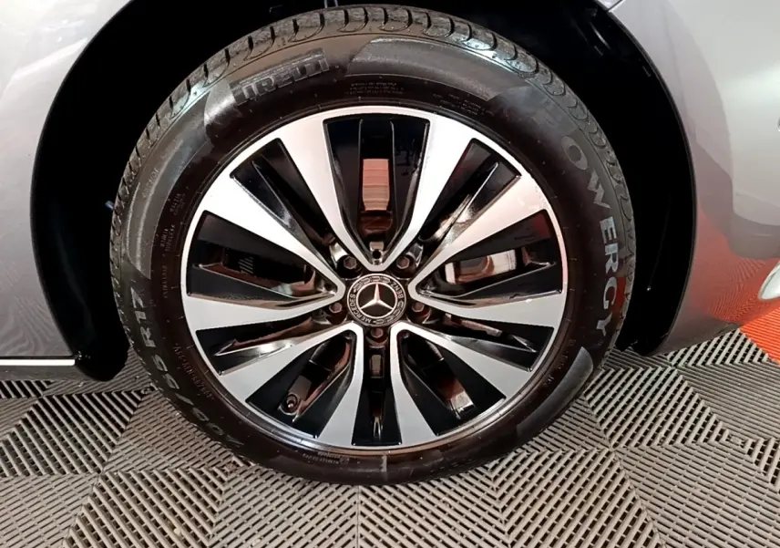 Gros plan sur la roue avant droite avec jante alliage bicolore de la Mercedes Classe A 250 e Business Line gris foncé