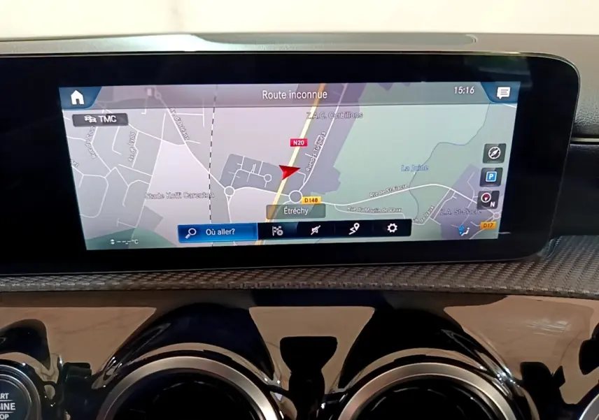 Écran tactile de navigation 10,3 pouces sur tableau de bord carbone d'une Mercedes Classe A gris foncé, vue intérieure frontale.