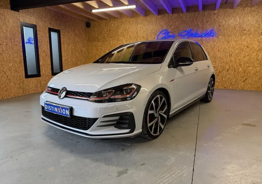 Volkswagen Golf GTI Performance blanche vue 3/4 avant droit avec jantes alu 19'' et étriers rouges.