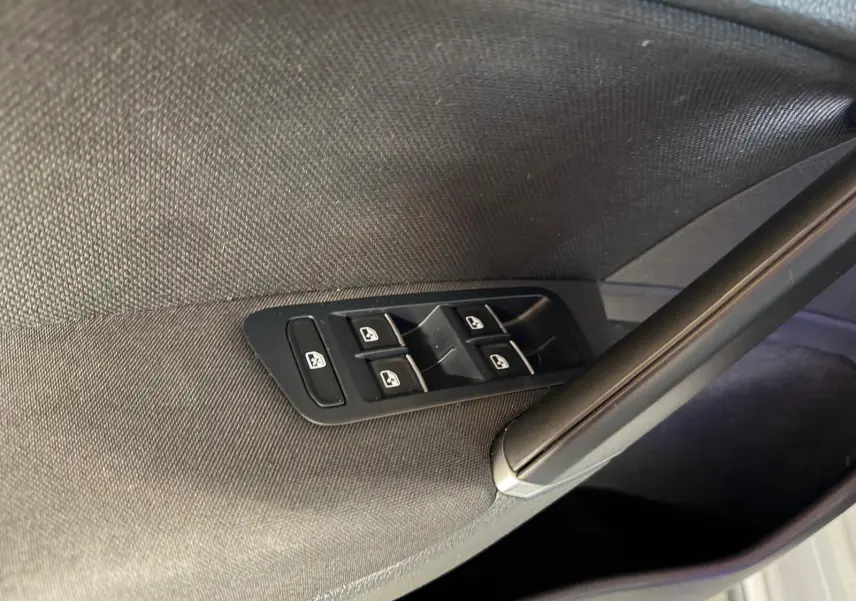 Gros plan sur les commandes des vitres électriques côté gauche d'une Volkswagen Golf GTI Performance gris 2018.