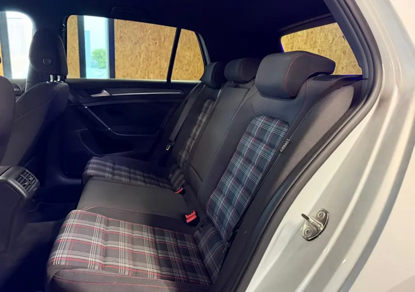 Vue intérieure côté droit des sièges arrière à motif tartan avec surpiqûres rouges dans une Volkswagen Golf GTI Performance gris 2018.