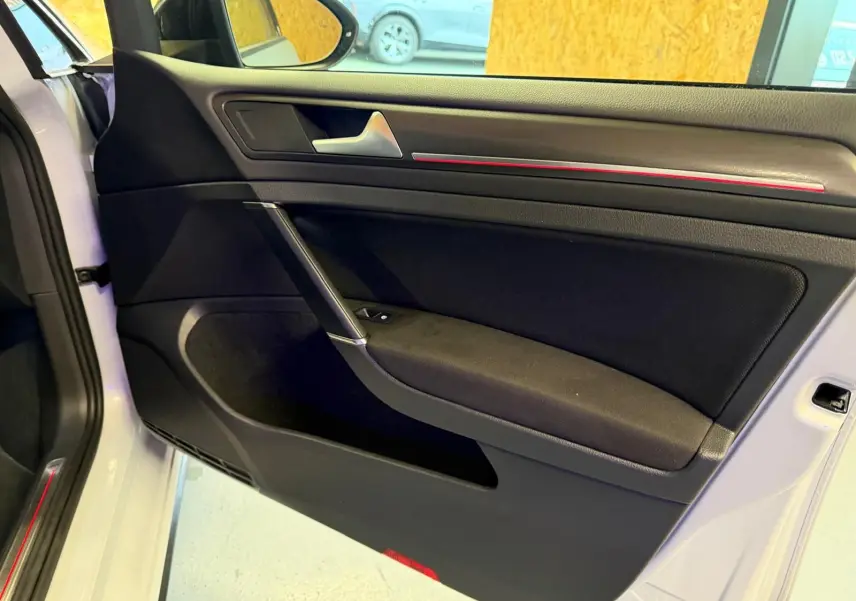 Coffre arrière spacieux de Volkswagen Golf GTI Performance gris, vue intérieure avec banquette rabattable et trappe à skis.