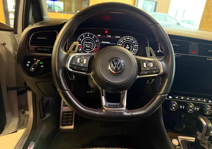 Vue intérieure côté droit de la banquette arrière à motifs tartan gris et rouge de la Volkswagen Golf GTI Performance 2018.