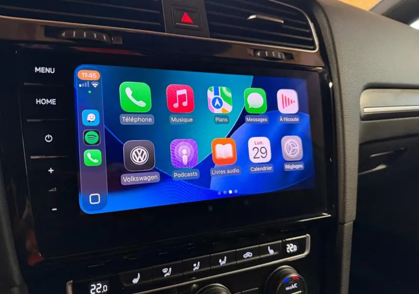 Gros plan sur la boîte à gants ouverte de la Volkswagen Golf GTI Performance 2018, intérieur noir éclairé.