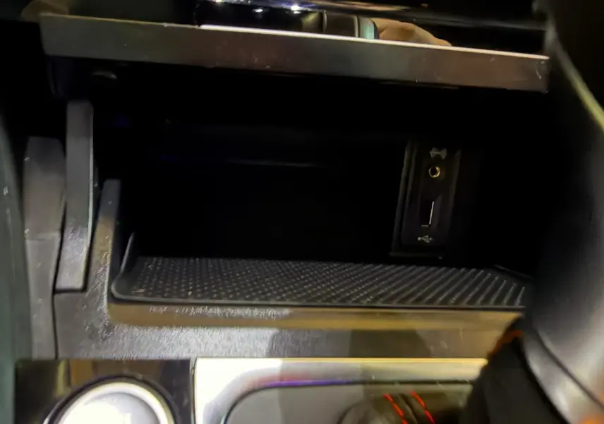 Gros plan sur la console centrale de la Volkswagen Golf GTI Performance 2018, avec prise USB et finition noire.