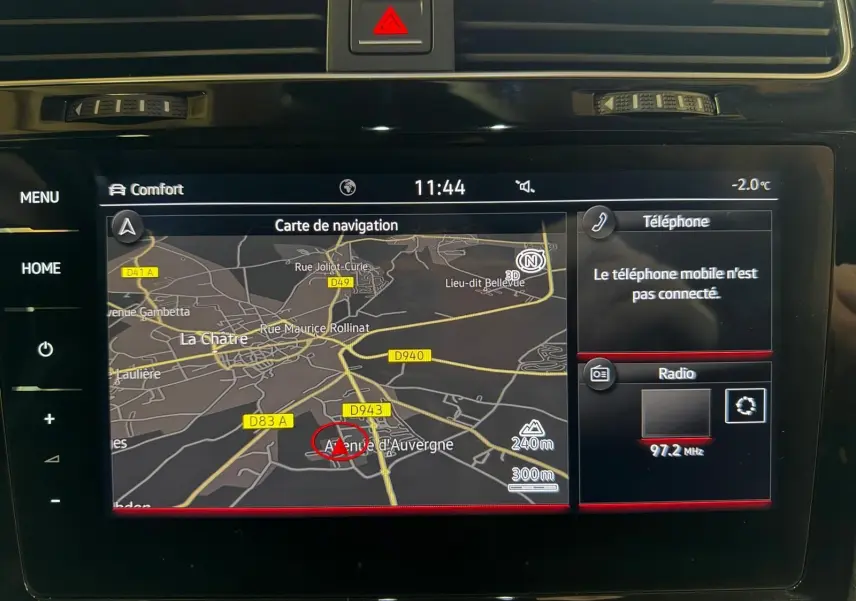 Écran tactile du système de navigation de la Volkswagen Golf GTI Performance 2018, affichant une carte routière.
