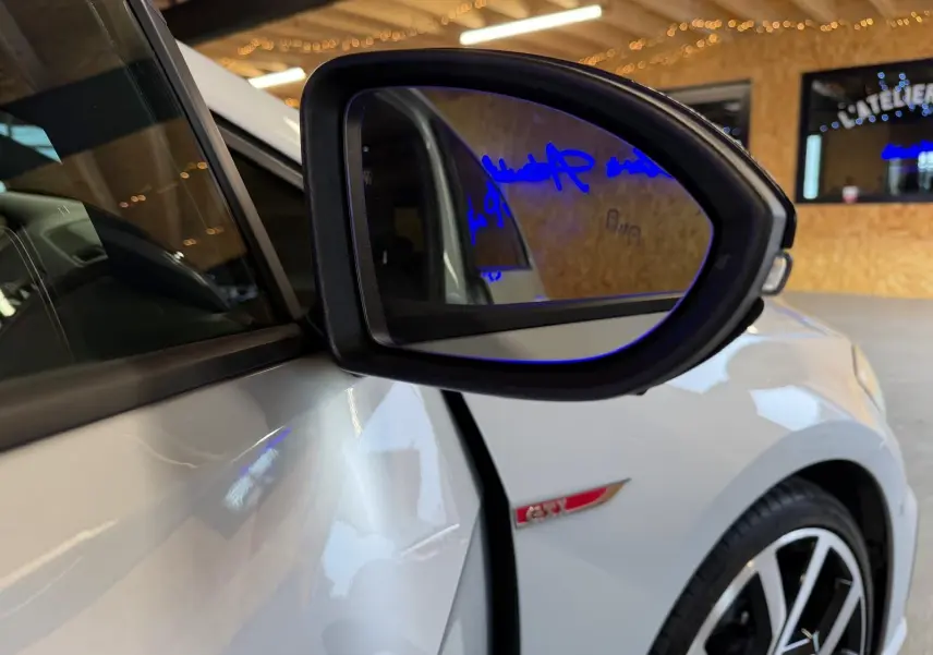 Écran tactile central affichant Apple CarPlay dans l’habitacle noir de la Volkswagen Golf GTI Performance 2018.