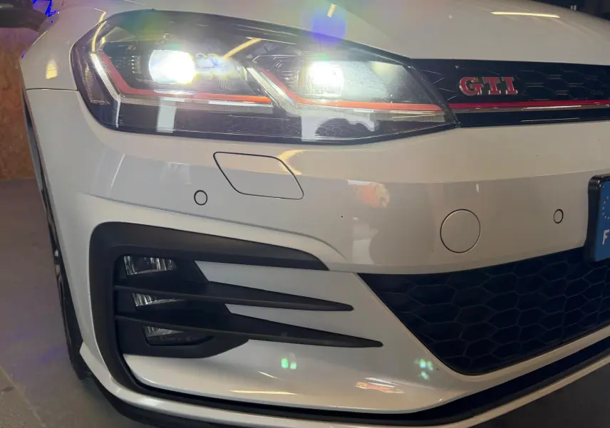 Tableau de bord numérique de Volkswagen Golf GTI Performance 2018 avec affichage vitesse, compte-tours et navigation.