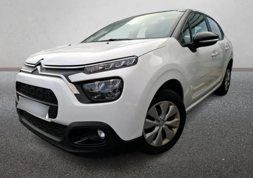 Citroën C3 blanche vue en 3/4 avant droit, avec calandre noire et feux avant distinctifs LED.