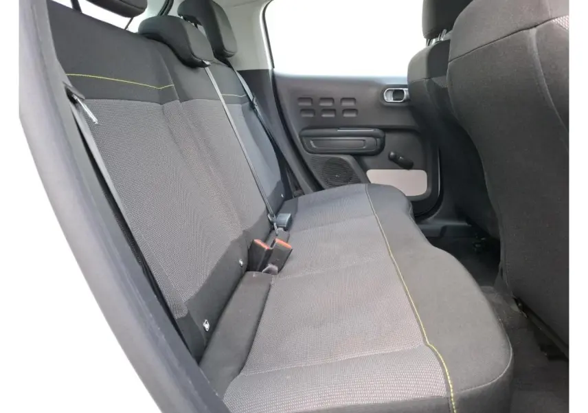 Vue latérale des sièges arrière gris foncé avec surpiqûres vertes d'une Citroën C3 1.5 BlueHDi 2021.