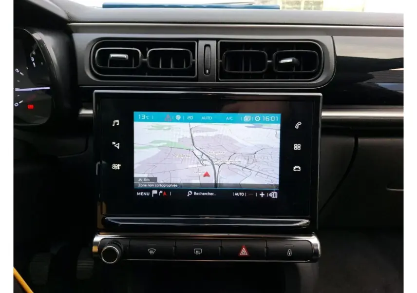 Vue rapprochée de l’écran tactile central avec navigation GPS du tableau de bord de la Citroën C3 blanche 2021.