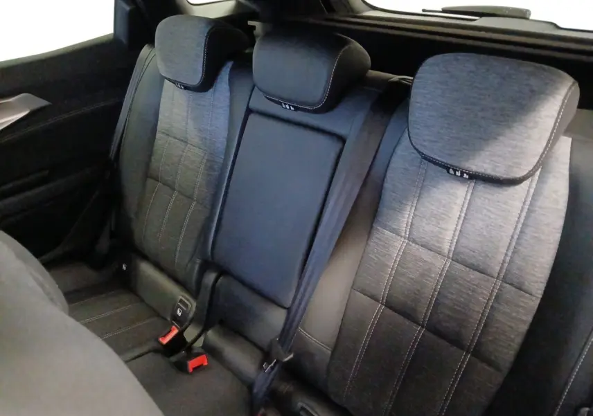 Vue intérieure sur la banquette arrière grise en tissu dégradé du Renault Austral 2024 E-Tech Full Hybrid.