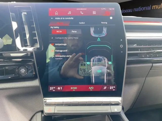 Écran tactile central vertical du Renault Austral gris schiste, affichant les aides à la conduite et la climatisation.