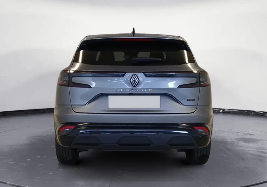 Vue arrière du Renault Austral gris métallisé avec feux LED fins et logo central bien visible.