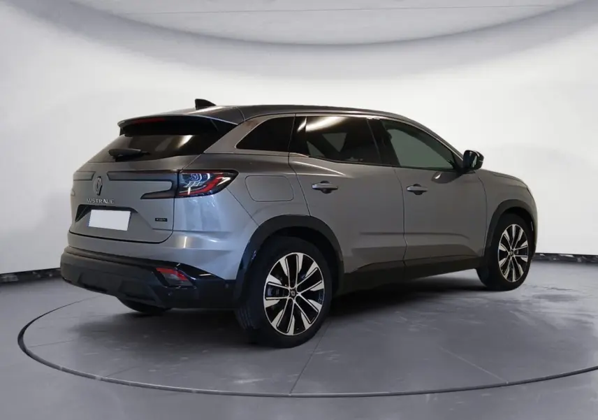 Vue 3/4 arrière droite d'un Renault Austral gris métallisé avec jantes alliage 19'' Komah diamantées noir.