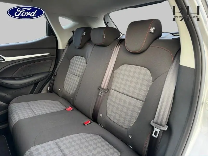 Vue intérieure côté droit de la banquette arrière tissu noir avec motifs gris et ceintures grises sur MG ZS Cosmic Silver.