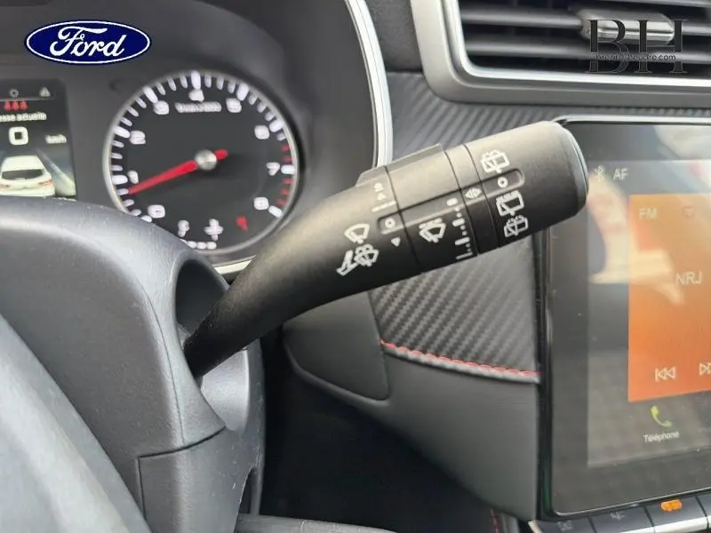 Levier de commande d’essuie-glace en gros plan dans l’habitacle d’une MG ZS Cosmic Silver, tableau de bord partiellement visible.