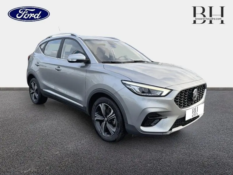 MG ZS 1.5 VTi-Tech 2022 en Cosmic Silver, vue 3/4 avant droit avec jantes alliage et calandre noire.