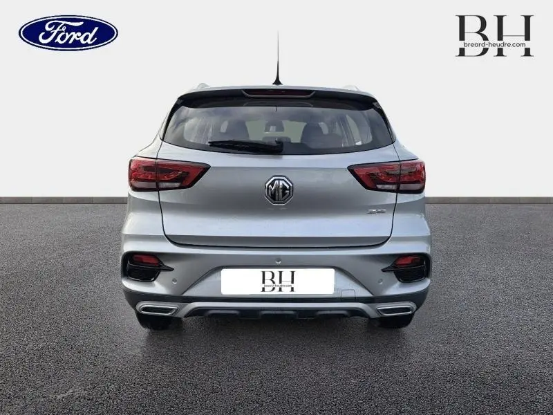 Vue arrière d'un MG ZS Cosmic Silver métallisé 2022, avec feux LED et double sortie d'échappement intégrée.