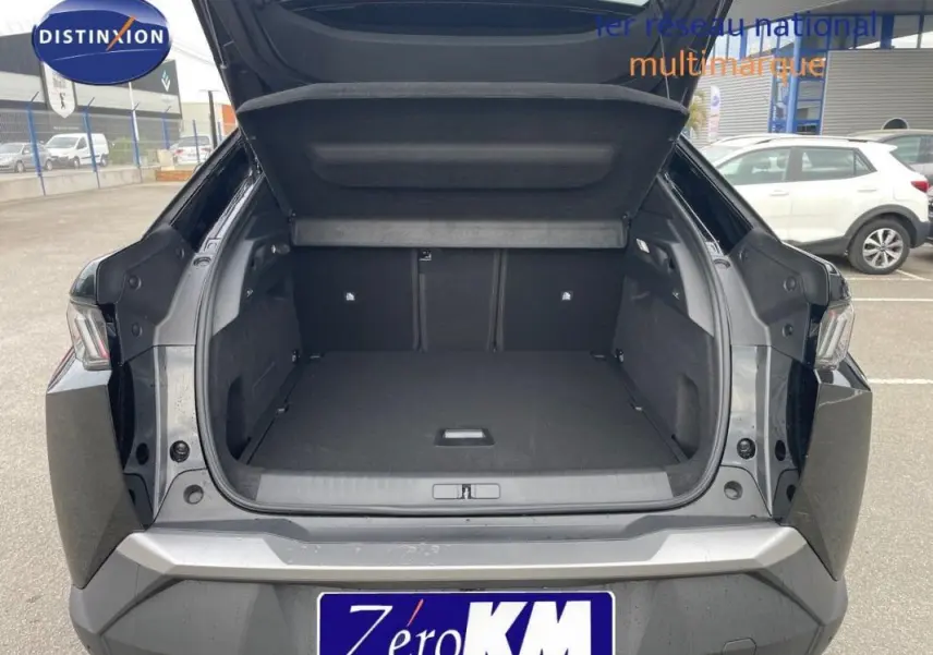Coffre ouvert en vue arrière d’un Peugeot 3008 noir 2025, montrant un espace de chargement spacieux et propre.