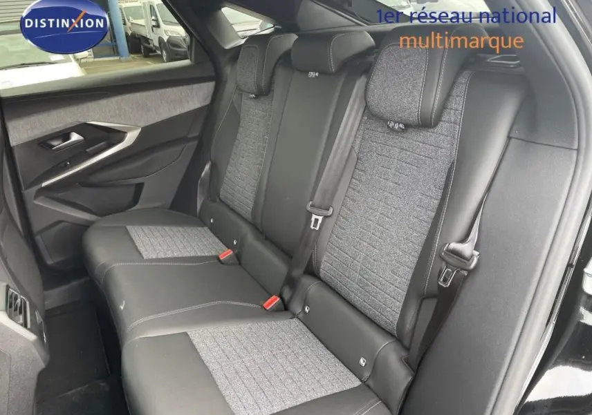 Vue intérieure côté gauche montrant la banquette arrière en cuir noir et tissu gris du Peugeot 3008 noir 2025.