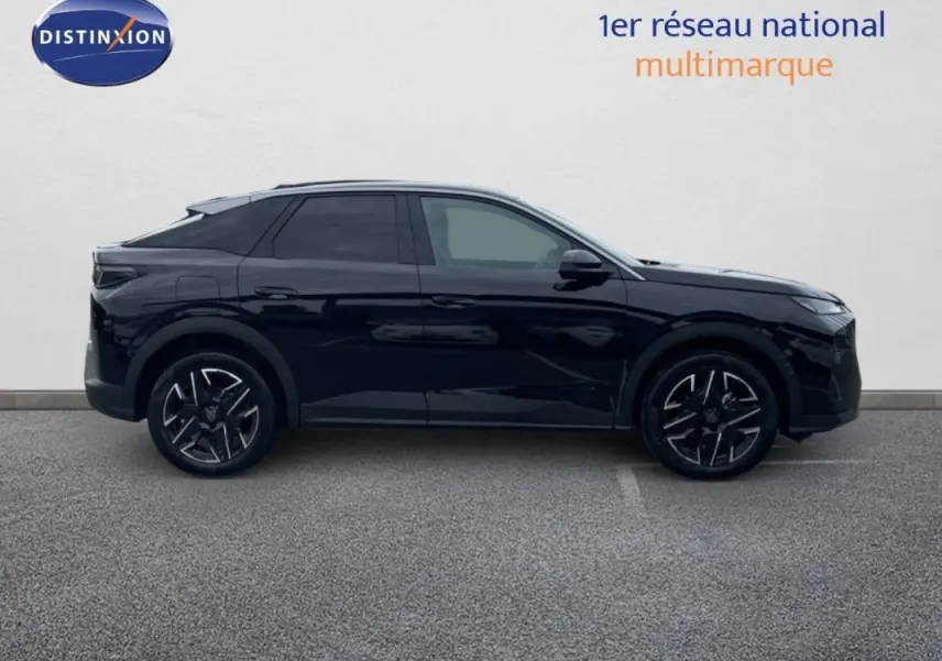 Peugeot 3008 noir en vue profil côté gauche, avec jantes aluminium et lignes modernes du SUV hybride 2025.