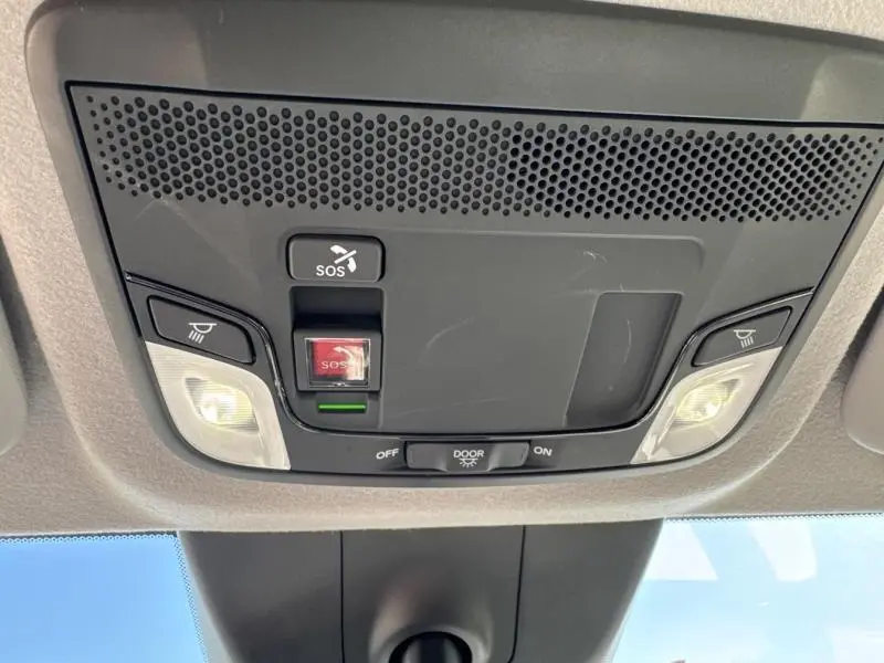 Vue en contre-plongée du plafonnier gris avec boutons SOS et éclairages intégrés dans une Honda Jazz Bleu Nuit Radiant.