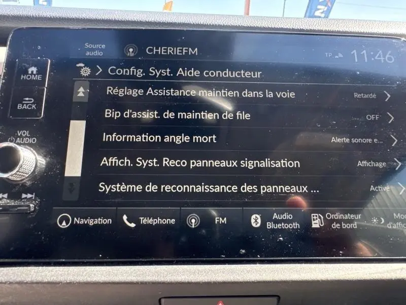 Écran tactile central de la Honda Jazz 2021 affichant les réglages d’aide à la conduite et reconnaissance des panneaux.
