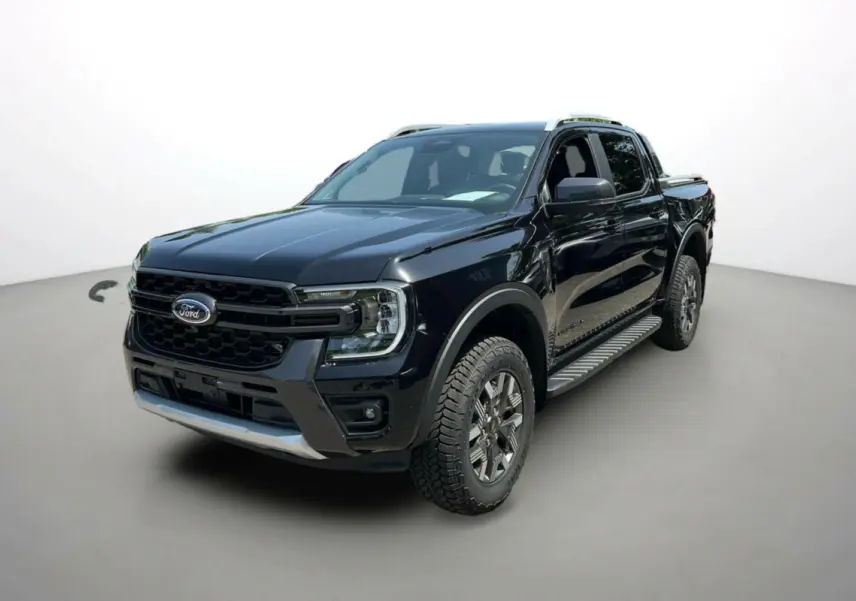 Ford Ranger 2.3 PHEV Wildtrak Plus noir agate, vue 3/4 avant droit avec jantes alu et marchepieds visibles.