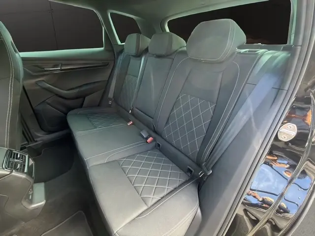Vue côté droit de la banquette arrière noire en tissu avec surpiqûres croisées du Skoda Karoq 2025 Sportline.