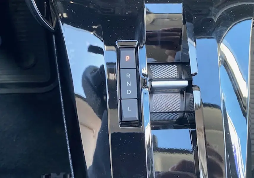 Gros plan sur la console centrale noire brillante avec sélecteur de boîte automatique du Citroën C3 Aircross 2026.